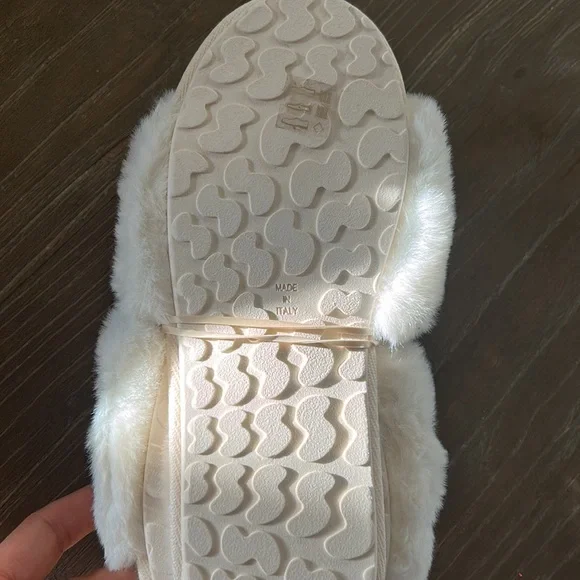 SKIMS, fluffy slippers- the most comfortable slippers you’ll ever wear. - Picture 3 of 3